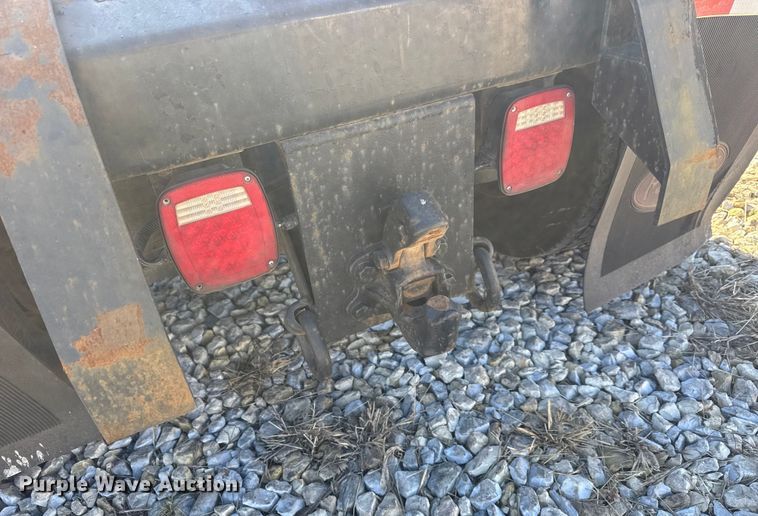 image for item ET4371 2015 Peterbilt 567 semi truck