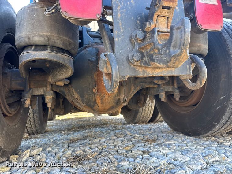 image for item ET4371 2015 Peterbilt 567 semi truck