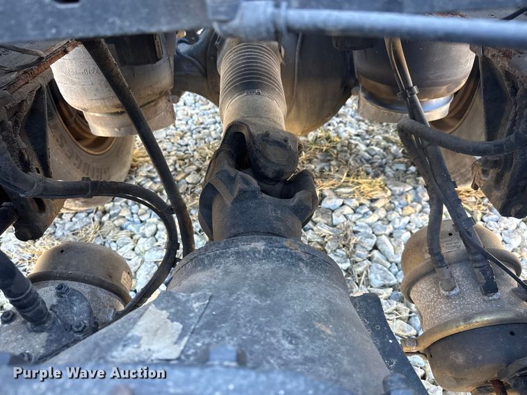 image for item ET4371 2015 Peterbilt 567 semi truck