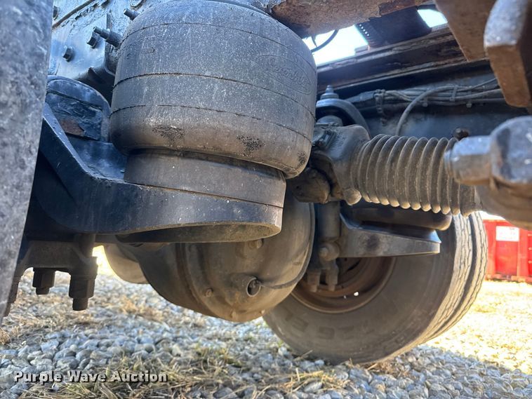 image for item ET4371 2015 Peterbilt 567 semi truck