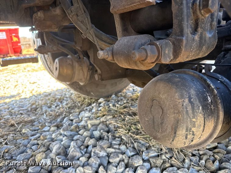 image for item ET4371 2015 Peterbilt 567 semi truck