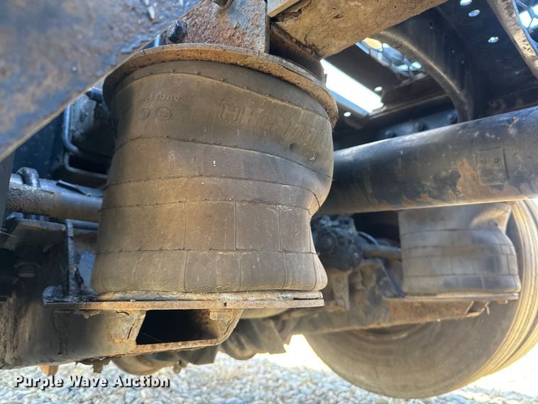 image for item ET4371 2015 Peterbilt 567 semi truck