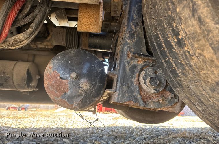 image for item ET4371 2015 Peterbilt 567 semi truck