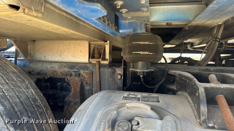 image for item ET4371 2015 Peterbilt 567 semi truck