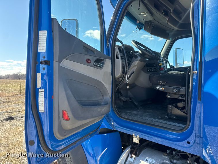 image for item ET4371 2015 Peterbilt 567 semi truck