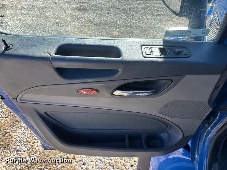 image for item ET4371 2015 Peterbilt 567 semi truck