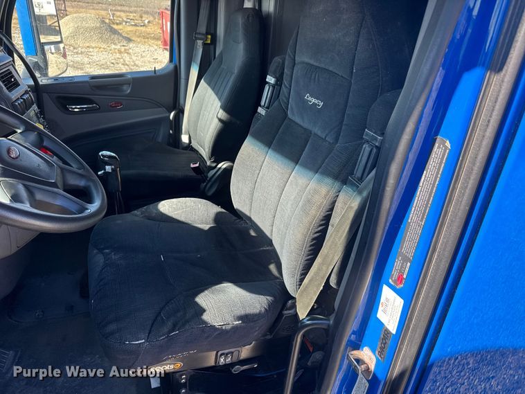 image for item ET4371 2015 Peterbilt 567 semi truck