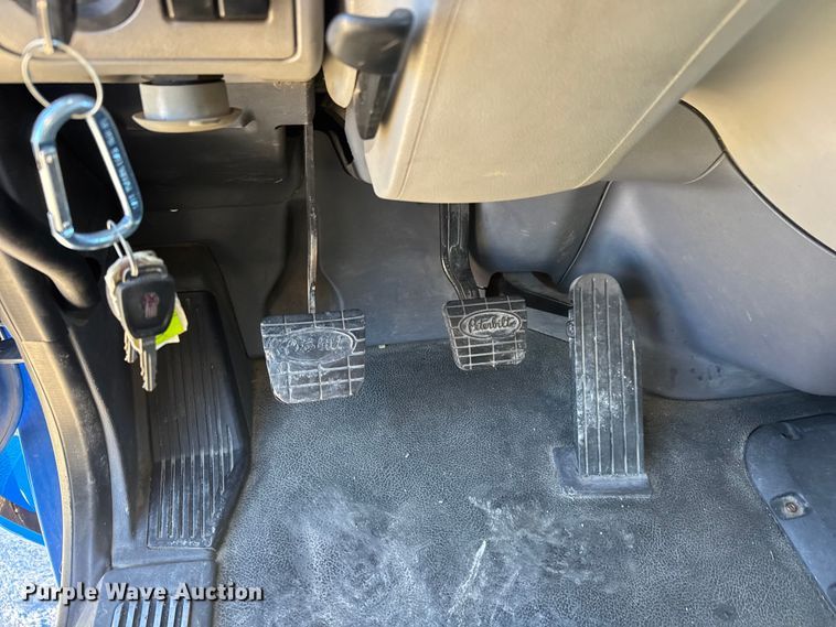 image for item ET4371 2015 Peterbilt 567 semi truck