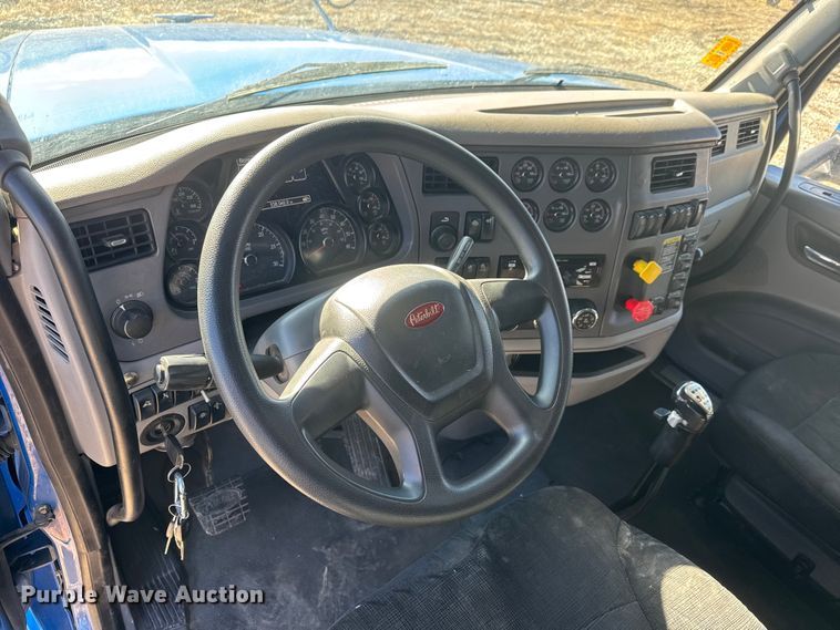 image for item ET4371 2015 Peterbilt 567 semi truck