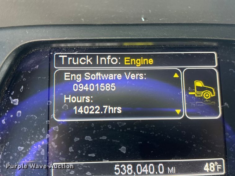 image for item ET4371 2015 Peterbilt 567 semi truck