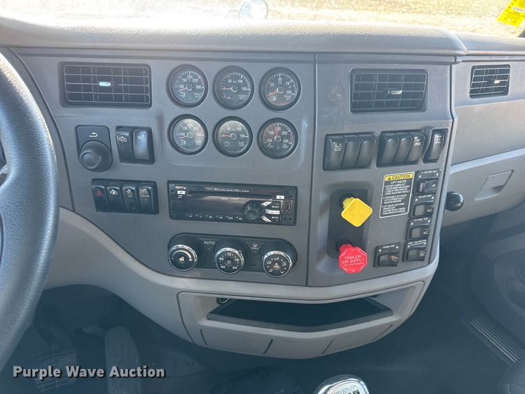 image for item ET4371 2015 Peterbilt 567 semi truck