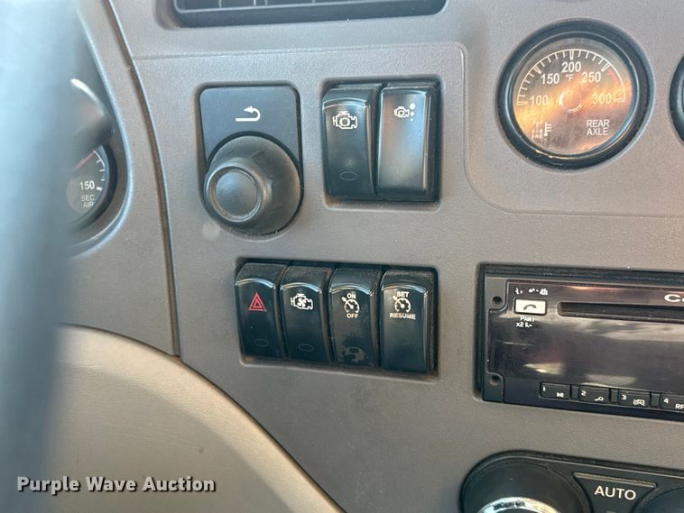 image for item ET4371 2015 Peterbilt 567 semi truck