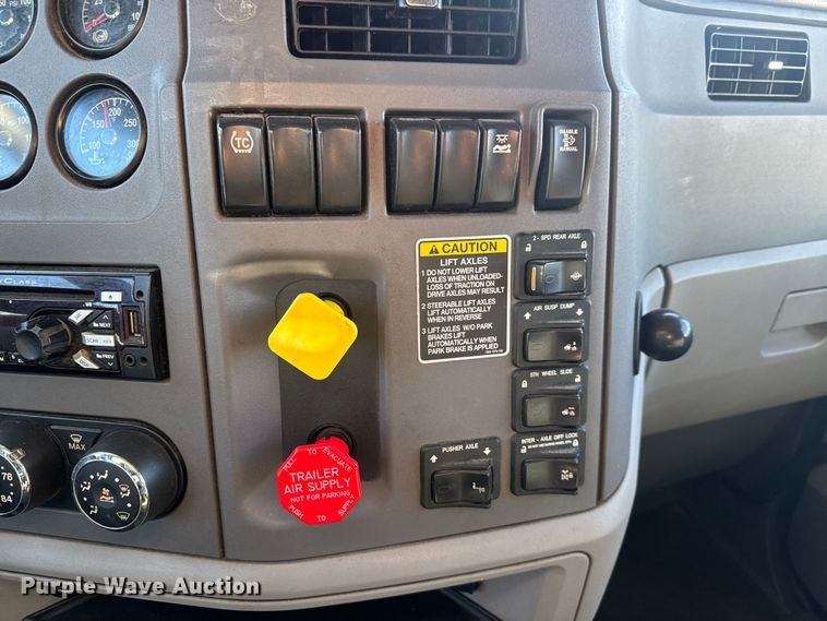 image for item ET4371 2015 Peterbilt 567 semi truck