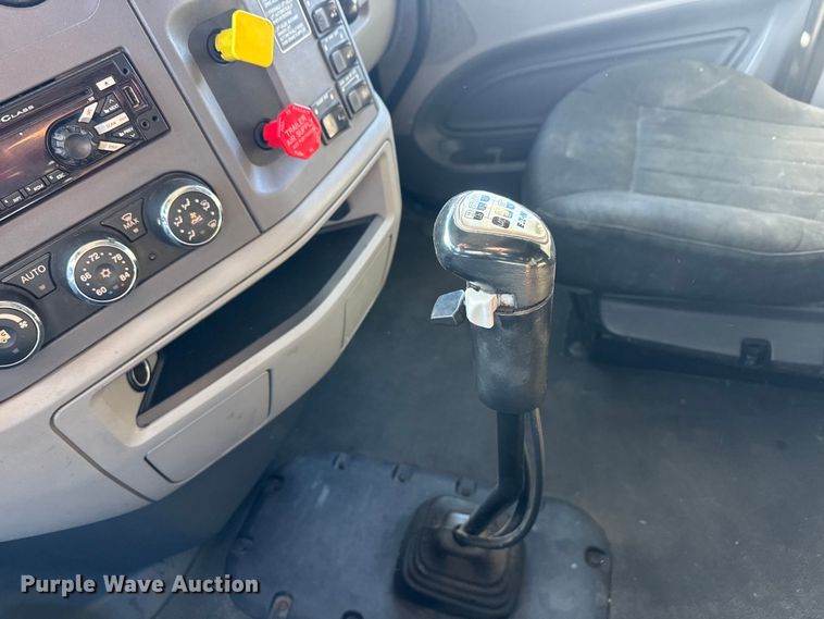 image for item ET4371 2015 Peterbilt 567 semi truck