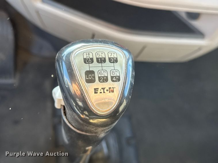 image for item ET4371 2015 Peterbilt 567 semi truck