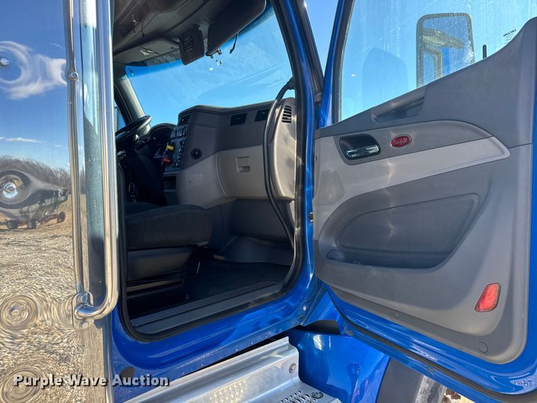 image for item ET4371 2015 Peterbilt 567 semi truck