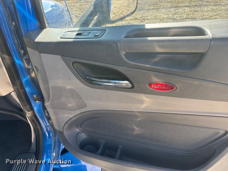 image for item ET4371 2015 Peterbilt 567 semi truck