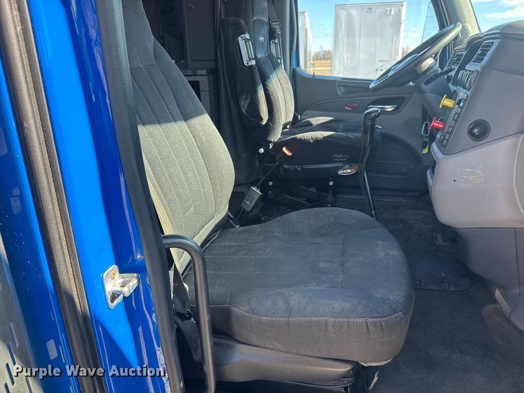 image for item ET4371 2015 Peterbilt 567 semi truck