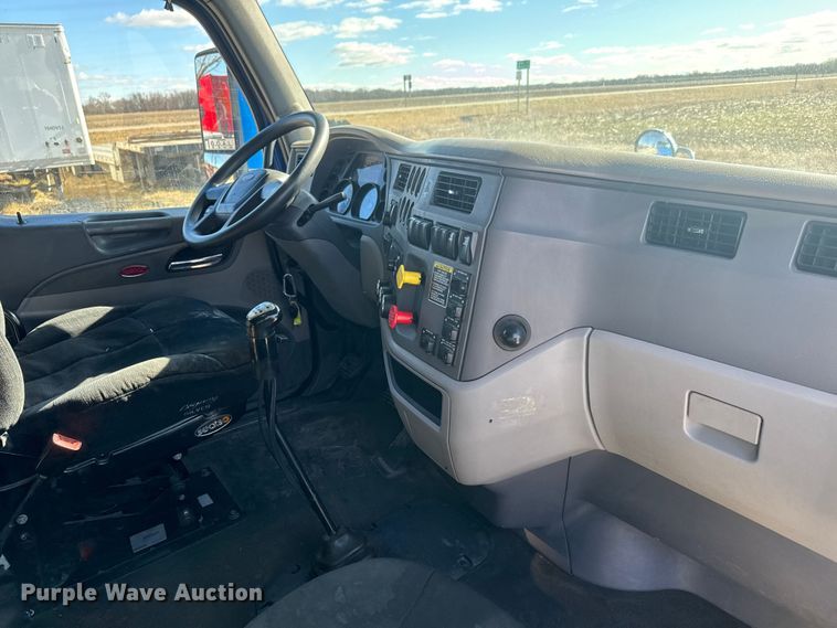 image for item ET4371 2015 Peterbilt 567 semi truck