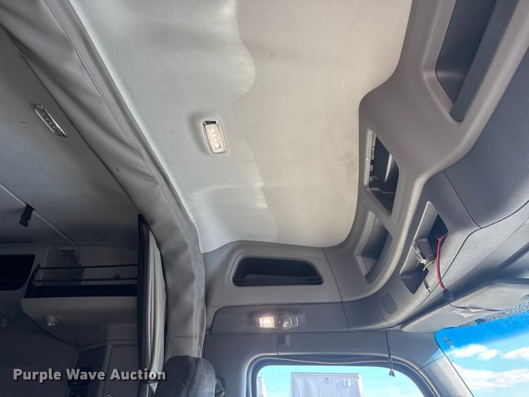 image for item ET4371 2015 Peterbilt 567 semi truck