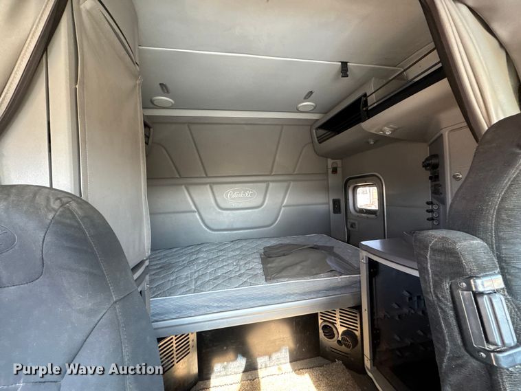 image for item ET4371 2015 Peterbilt 567 semi truck