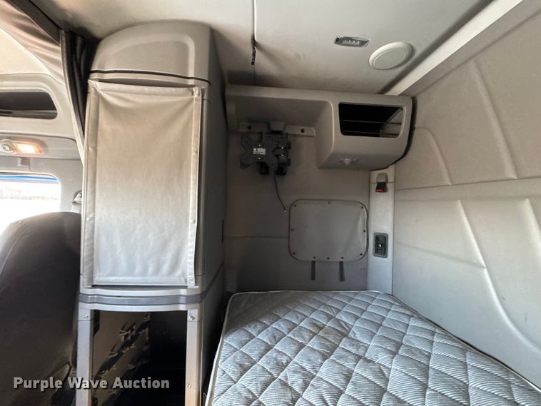 image for item ET4371 2015 Peterbilt 567 semi truck