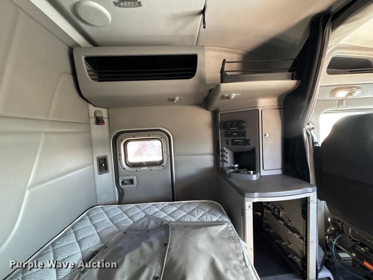 image for item ET4371 2015 Peterbilt 567 semi truck