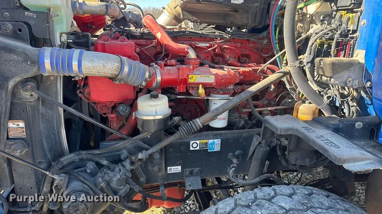 image for item ET4371 2015 Peterbilt 567 semi truck