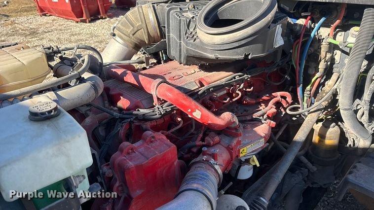 image for item ET4371 2015 Peterbilt 567 semi truck