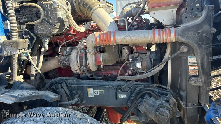 image for item ET4371 2015 Peterbilt 567 semi truck