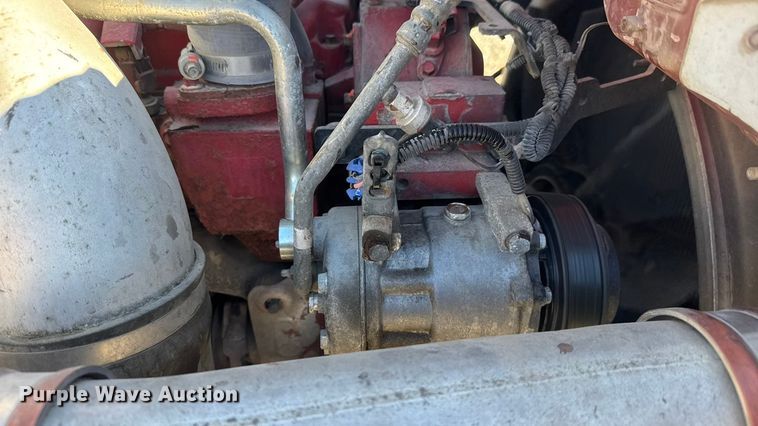 image for item ET4371 2015 Peterbilt 567 semi truck