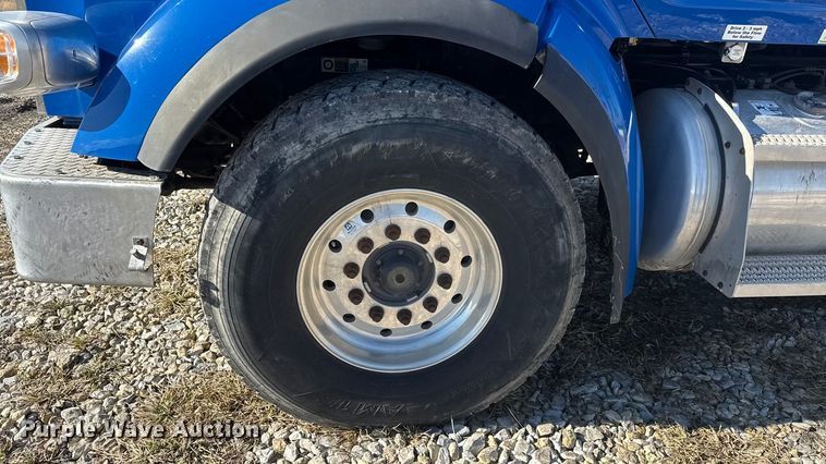 image for item ET4371 2015 Peterbilt 567 semi truck