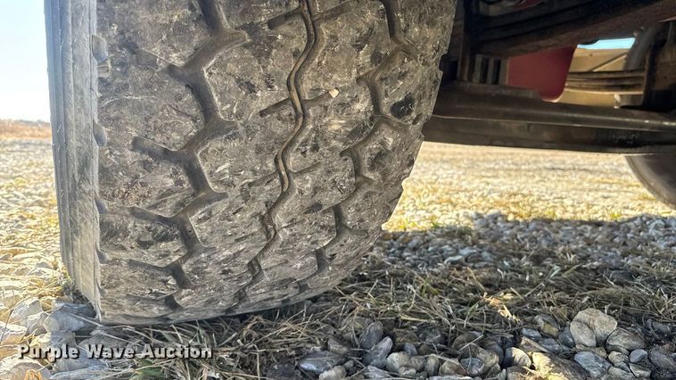 image for item ET4371 2015 Peterbilt 567 semi truck