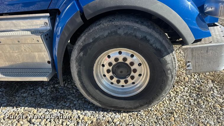 image for item ET4371 2015 Peterbilt 567 semi truck