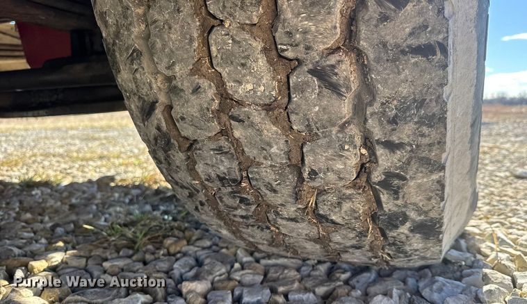 image for item ET4371 2015 Peterbilt 567 semi truck