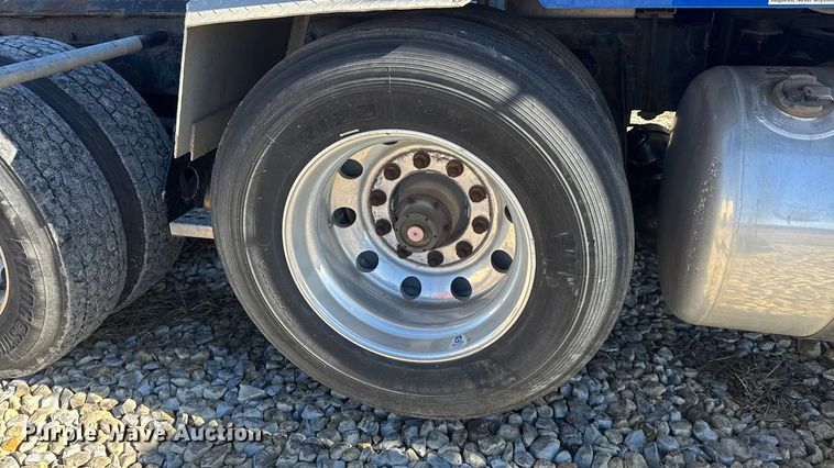 image for item ET4371 2015 Peterbilt 567 semi truck