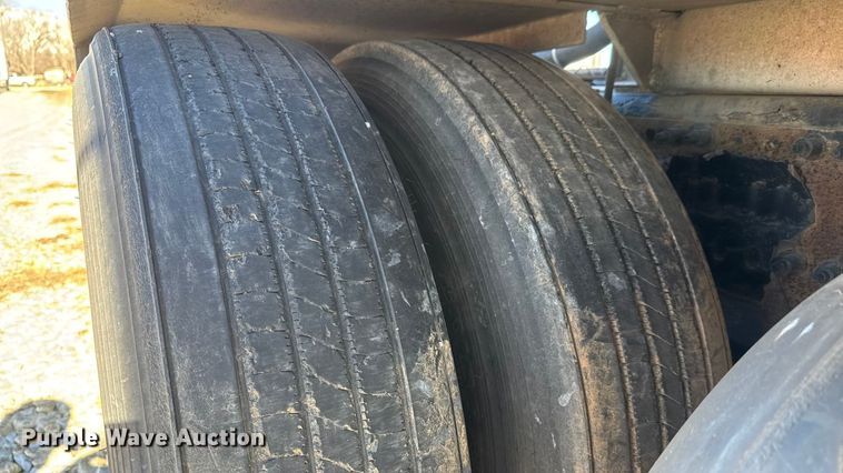 image for item ET4371 2015 Peterbilt 567 semi truck