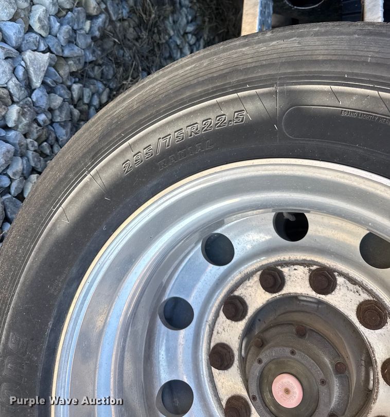 image for item ET4371 2015 Peterbilt 567 semi truck