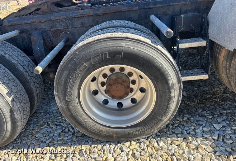 image for item ET4371 2015 Peterbilt 567 semi truck