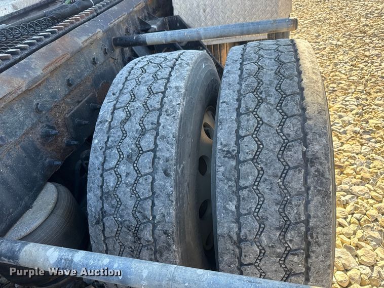 image for item ET4371 2015 Peterbilt 567 semi truck