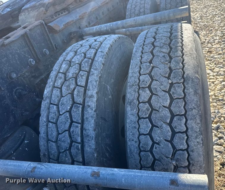 image for item ET4371 2015 Peterbilt 567 semi truck