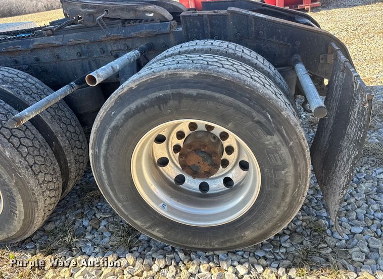 image for item ET4371 2015 Peterbilt 567 semi truck