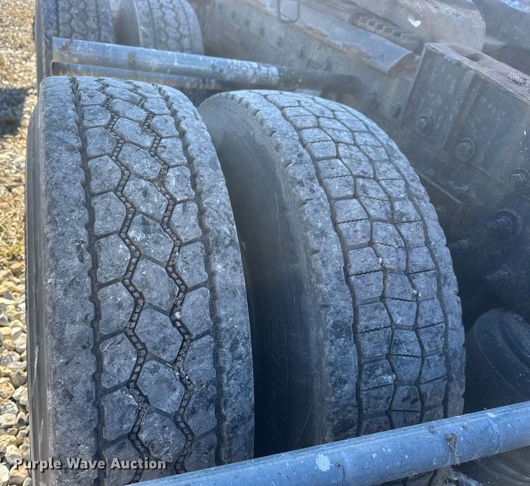 image for item ET4371 2015 Peterbilt 567 semi truck