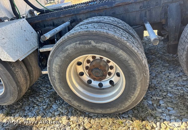 image for item ET4371 2015 Peterbilt 567 semi truck