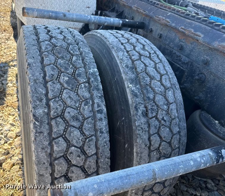 image for item ET4371 2015 Peterbilt 567 semi truck