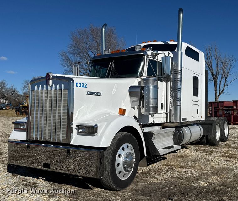 image for item ET4372 2014 Kenworth W900 semi truck