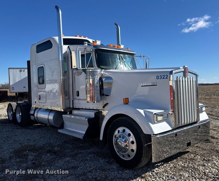 image for item ET4372 2014 Kenworth W900 semi truck