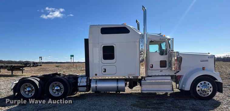 image for item ET4372 2014 Kenworth W900 semi truck