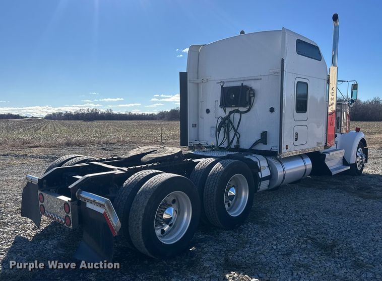 image for item ET4372 2014 Kenworth W900 semi truck