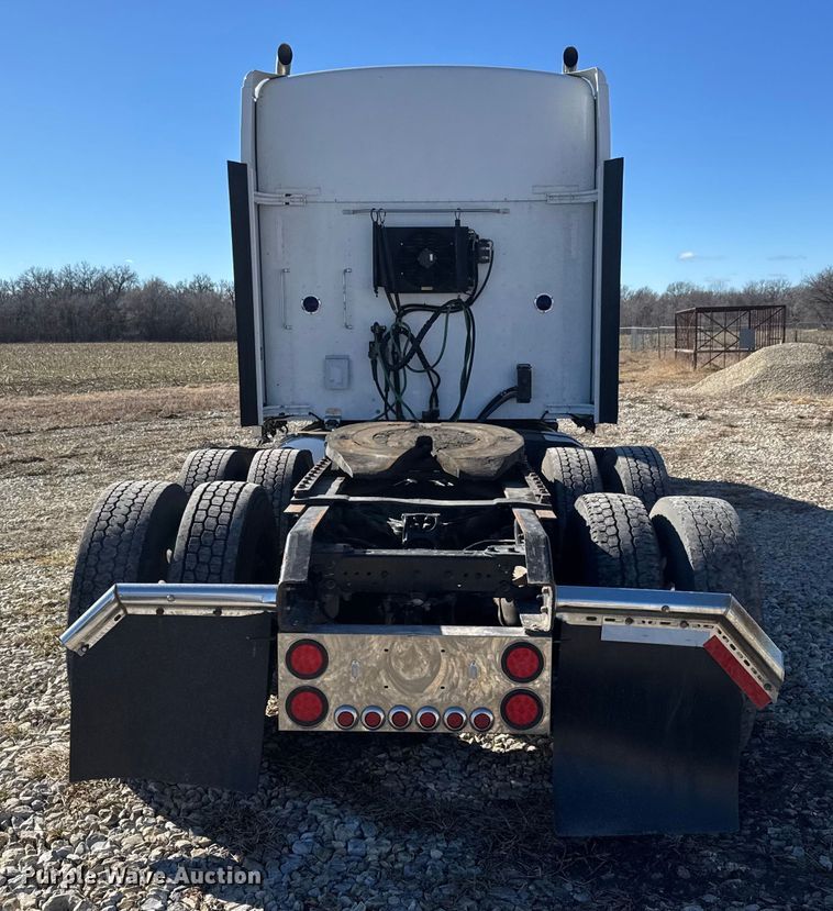 image for item ET4372 2014 Kenworth W900 semi truck